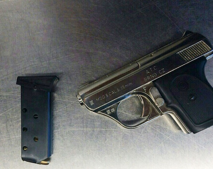 Pistol încărcat cu cartușe, găsit în bagajul unui pasager