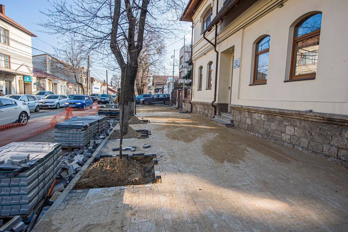 Продолжается ремонт тротуара на улице А. Щусева