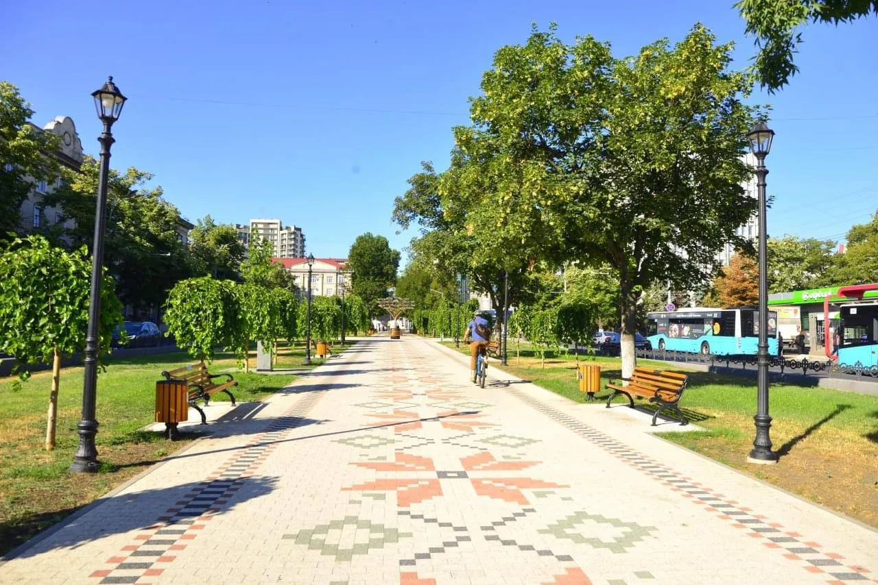 На аллее Григоре Виеру отремонтированы тротуары