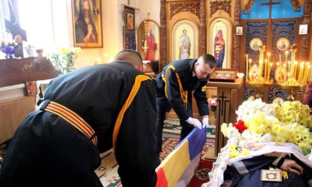 Гроб с телом погибшего спасателя доставили в родное село Пухой в сопровождении колонны пожарных машин