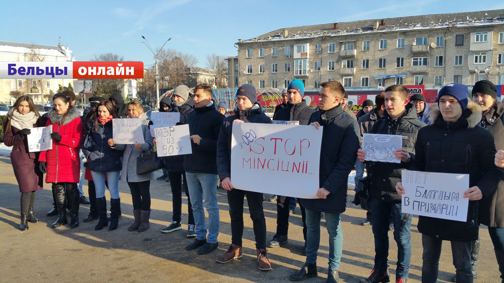 Перед примэрией Бельц  участники флешмоба стояли молча с плакатами в руках