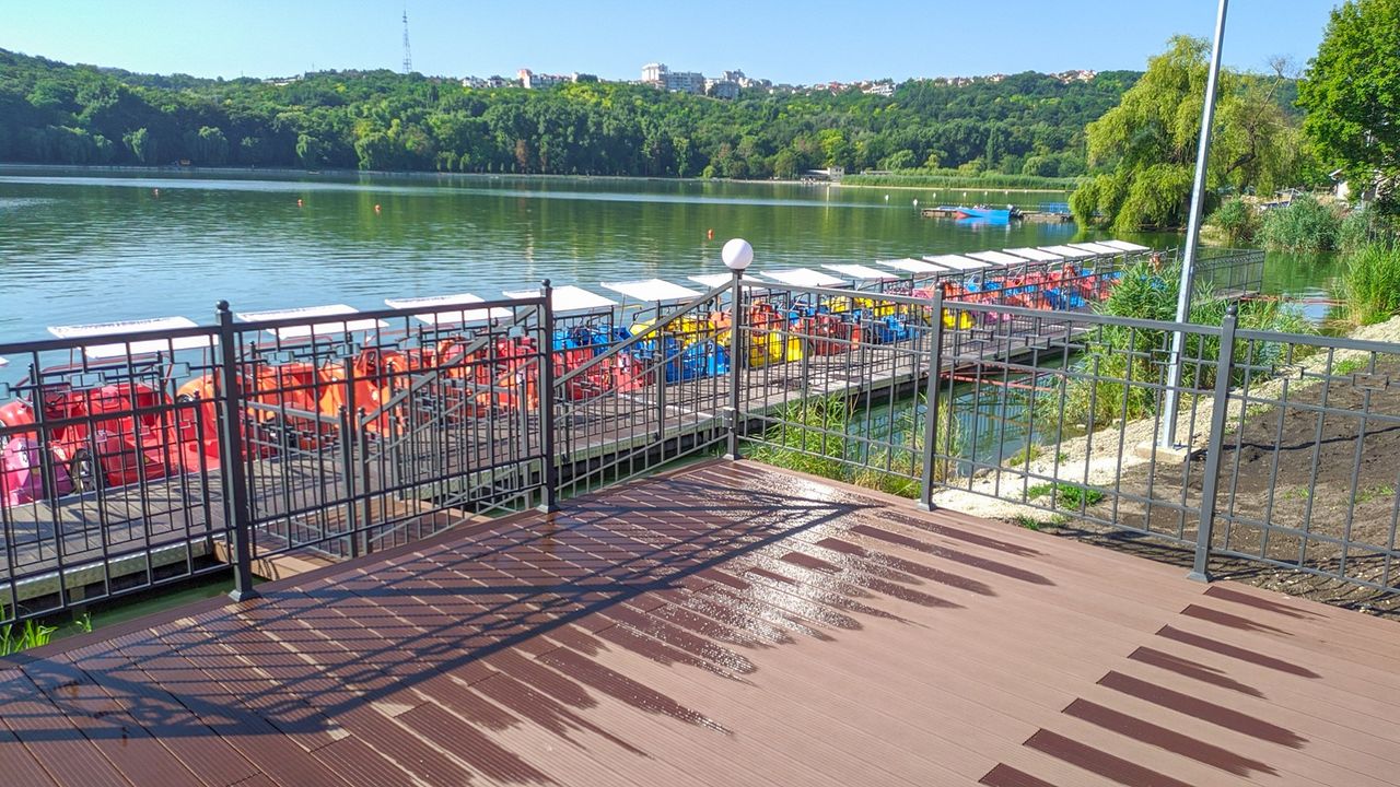 На озере в парке "Валя Морилор" появились платные катамараны