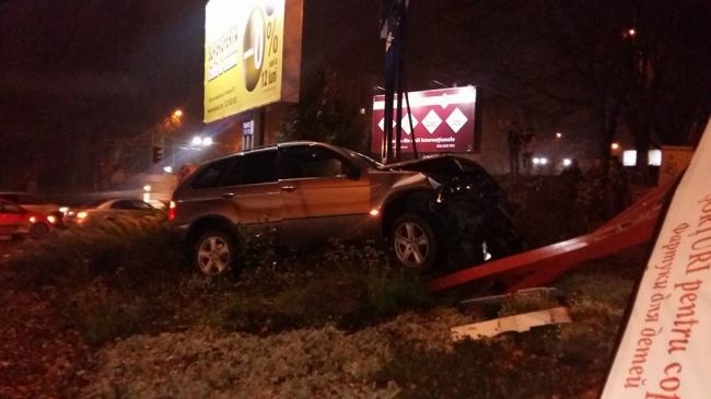 Un BMW X5 a făcut praf un panou publicitar