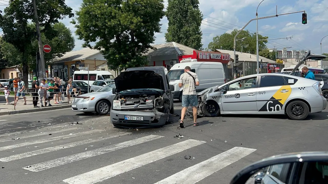 ДТП в центре Кишинева: два автомобиля получили серьезные повреждения