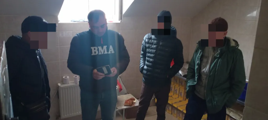 Работали в кондитерской нелегально: в столице задержали граждан Узбекистана