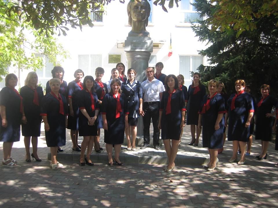 Преподаватели молдавского лицея носят форму