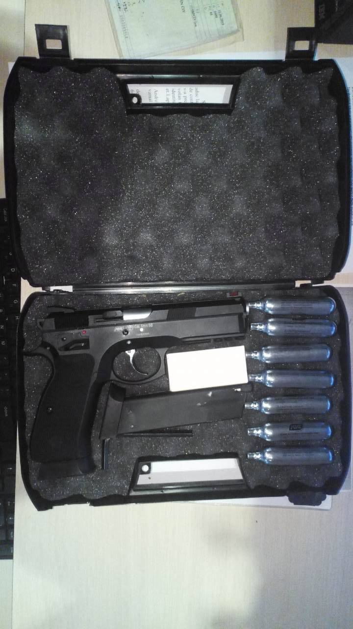 Pistol pneumatic și țigarete, tăinuite de la controlul vamal