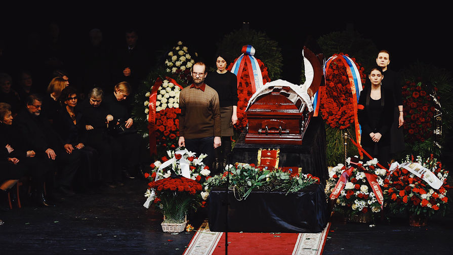 Поклонники проводили Михаила Державина аплодисментами