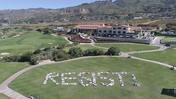 В США устроили флешмоб на поле для гольфа Трампа