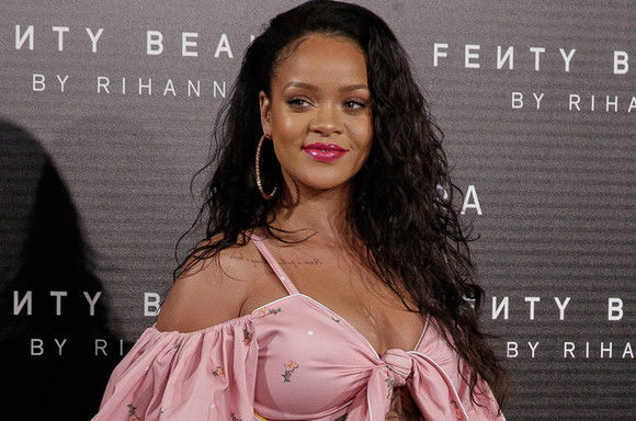 Se pare că Rihanna spune adio burlăciei. A primit un inel gigantic de la iubitul saudit