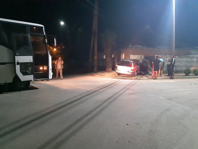 В Кагуле автомобиль протаранил стену дома из-за столкновения с автобусом