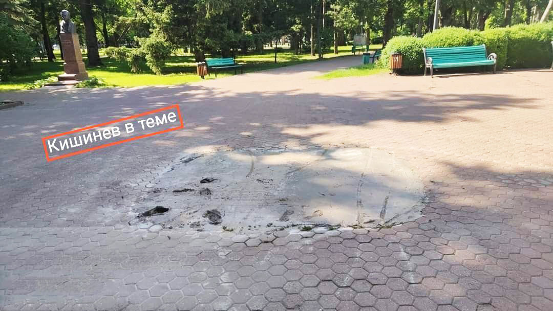 В центральном парке Кишинева нелепо забетонировали тротуарную плитку
