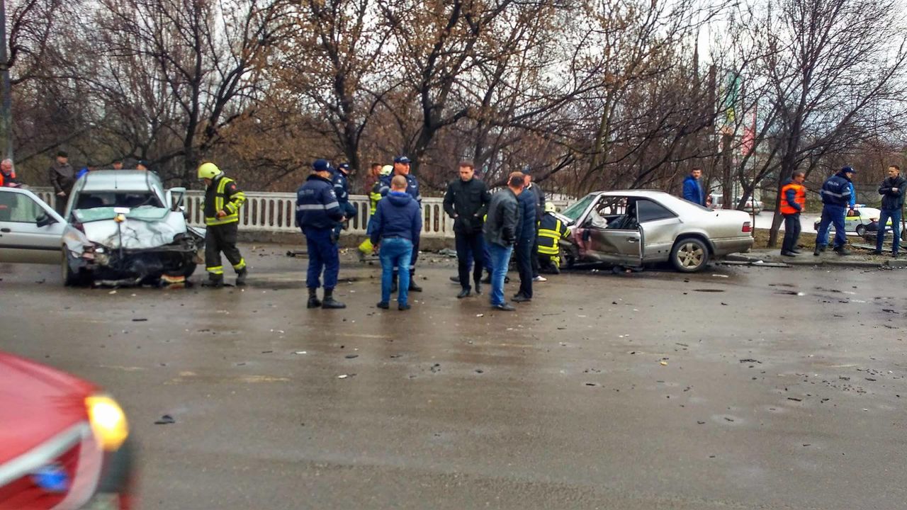 На кругу у табачного комбината Мерседес врезался в Форд
