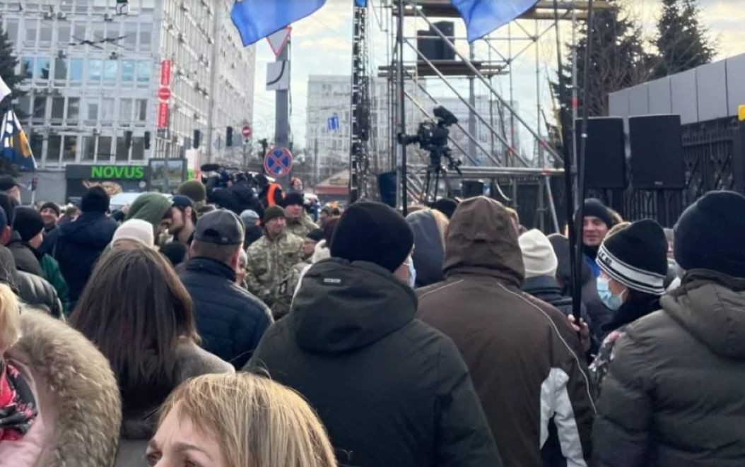 Сторонники Порошенко устроили митинг возле Апелляционного суда в Киеве