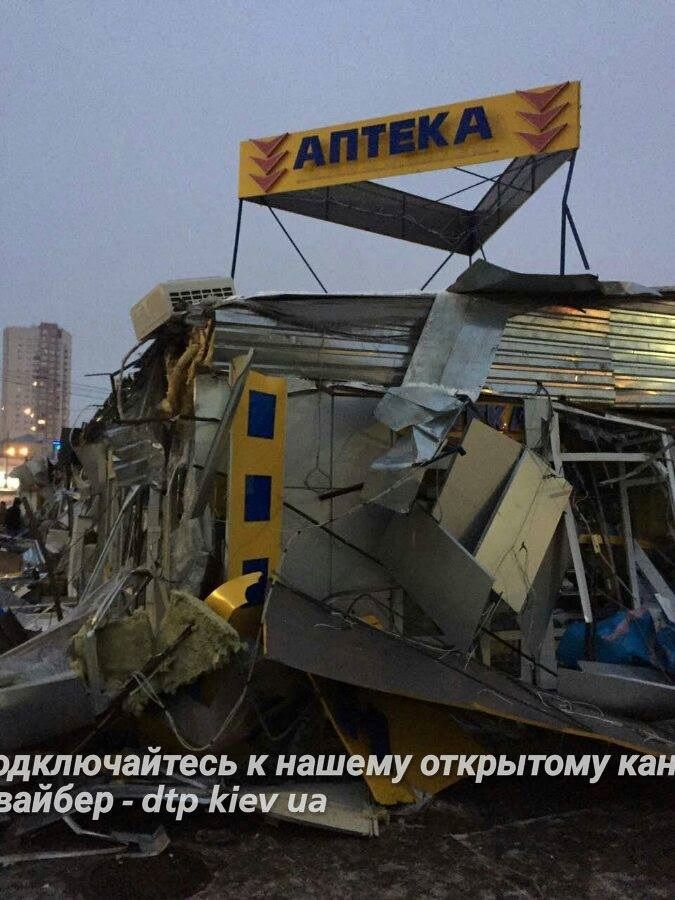 Трактористы в балаклавах уничтожили рынок в Киеве