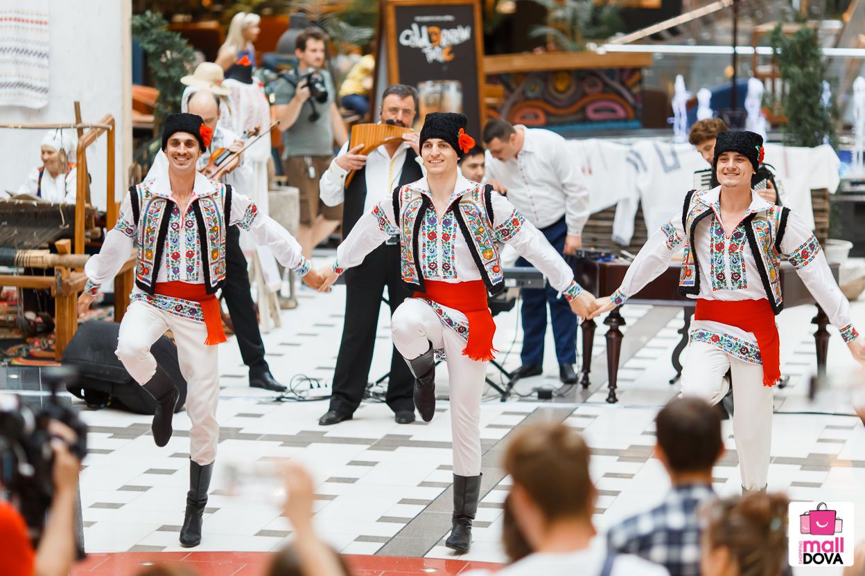 В Shopping MallDova проходит выставка народных костюмов ®