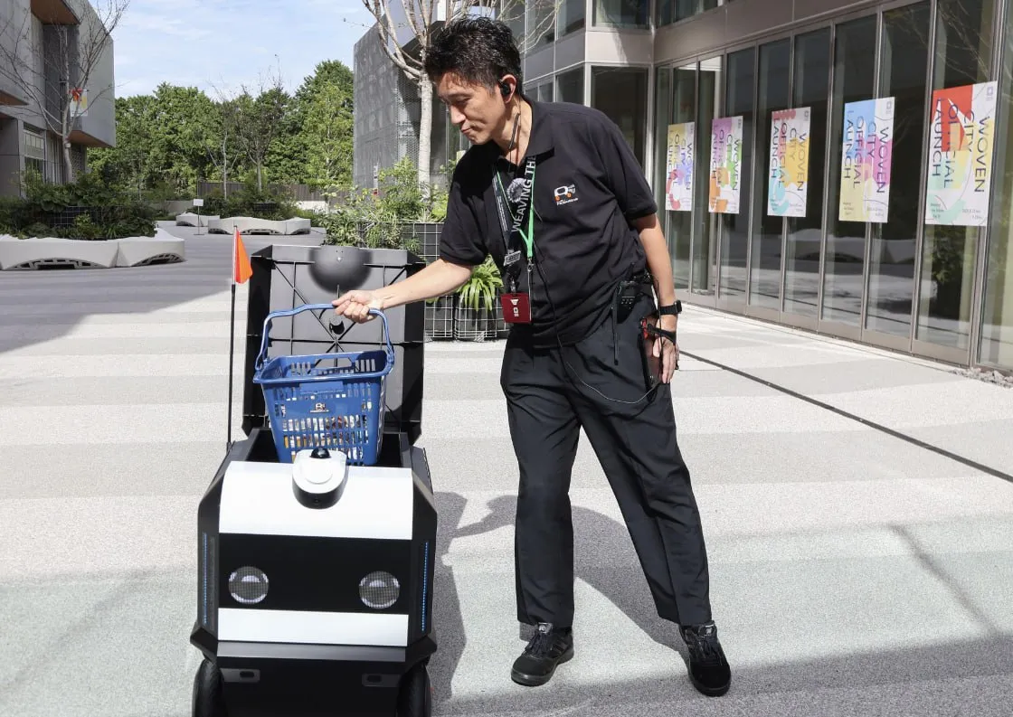 În Japonia a fost construit un oraș-pilot cu mașini autonome și roboți curieri