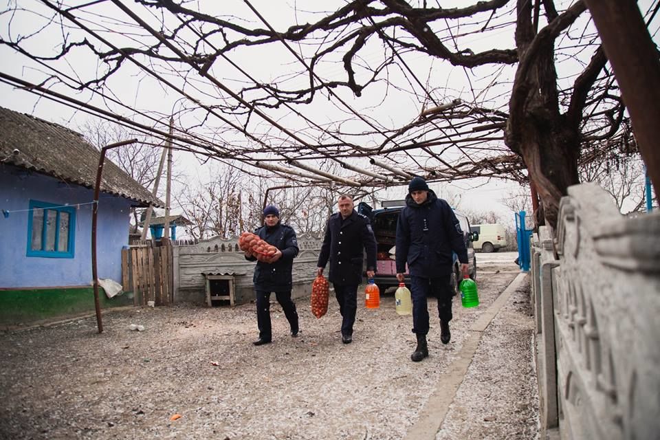 Сотрудники пограничной полиции раздали подарки малообеспеченным семьям