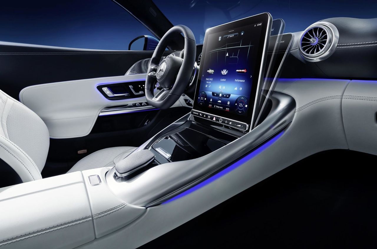 Mercedes-AMG показал салон нового SL