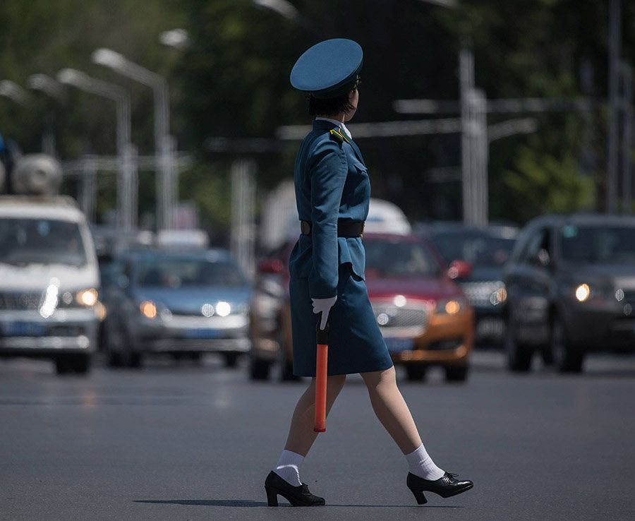 De ce sunt recrutate în poliția din Coreea de Nord doar fete sexy și singure