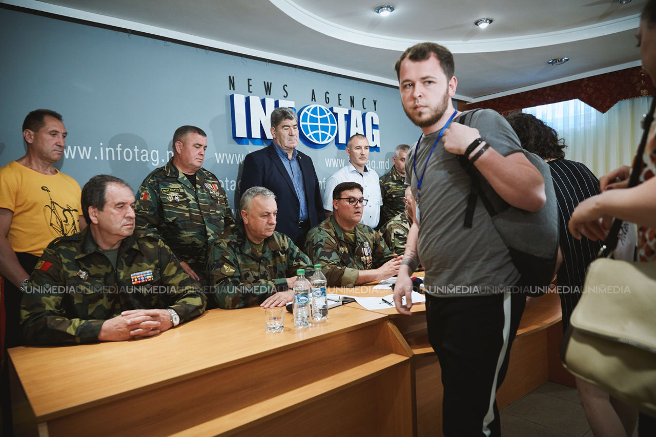 Журналисты выразили протест на пресс-конференции агрессивных ветеранов МВД