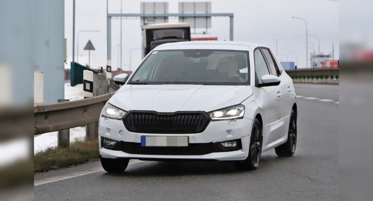 Skoda Fabia четвертого поколения сбрасывает камуфляж