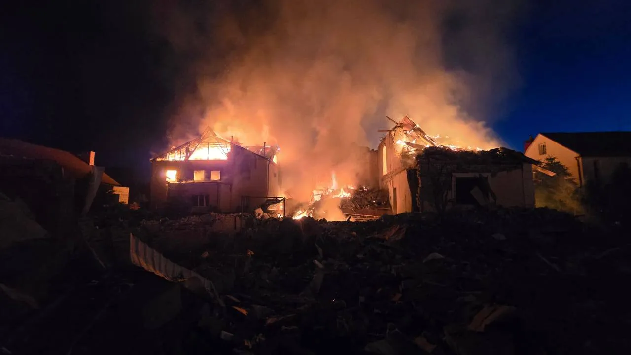 В результате ракетного удара по Харькову возник пожар: есть пострадавшие