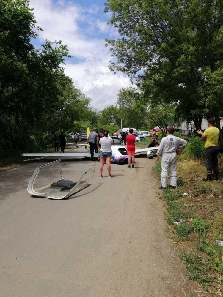 В Одессе легкомоторный самолет упал возле гипермаркета, пилот погиб