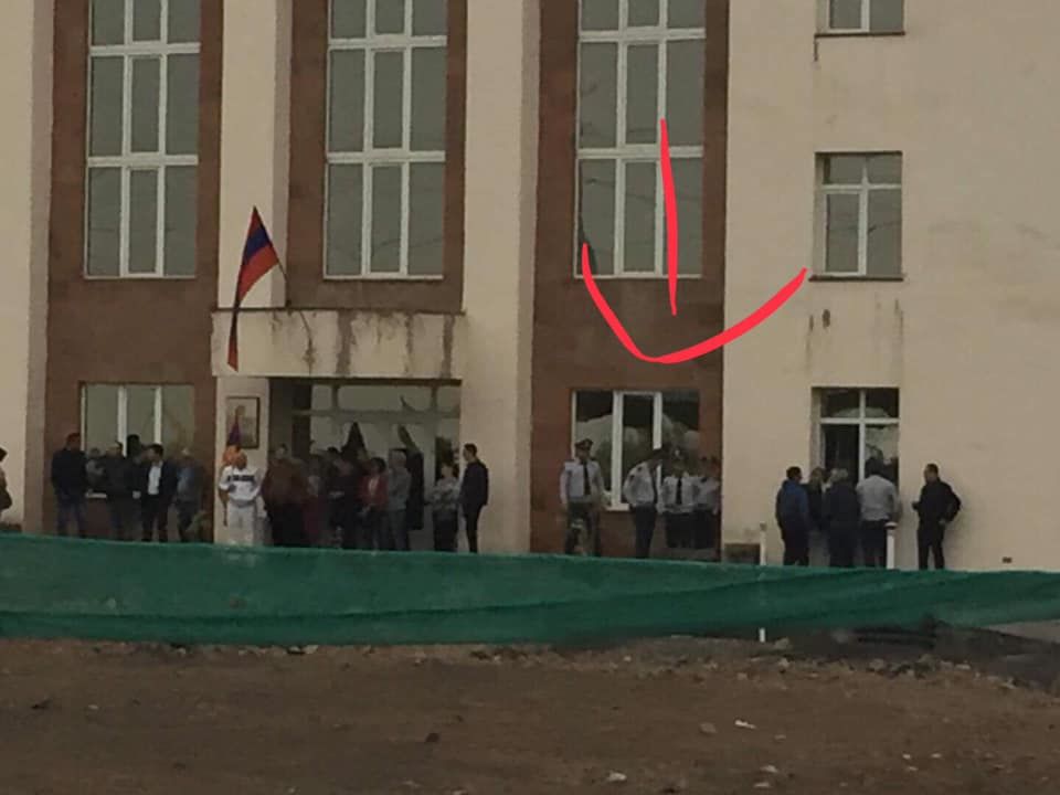 В Армении заблокированы здания судов по призыву Пашиняна