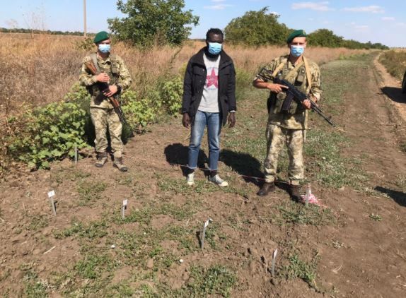 Гражданин Гамбии незаконно проник на Украину через Молдову: он задержан вблизи Копчака