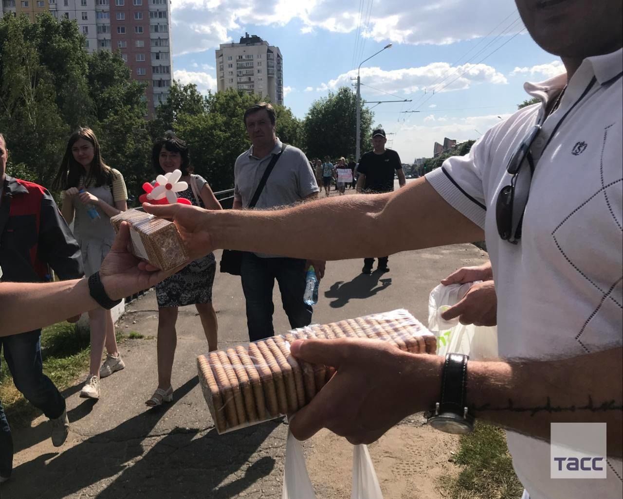 Протестующим в Минске раздают воду и печенье