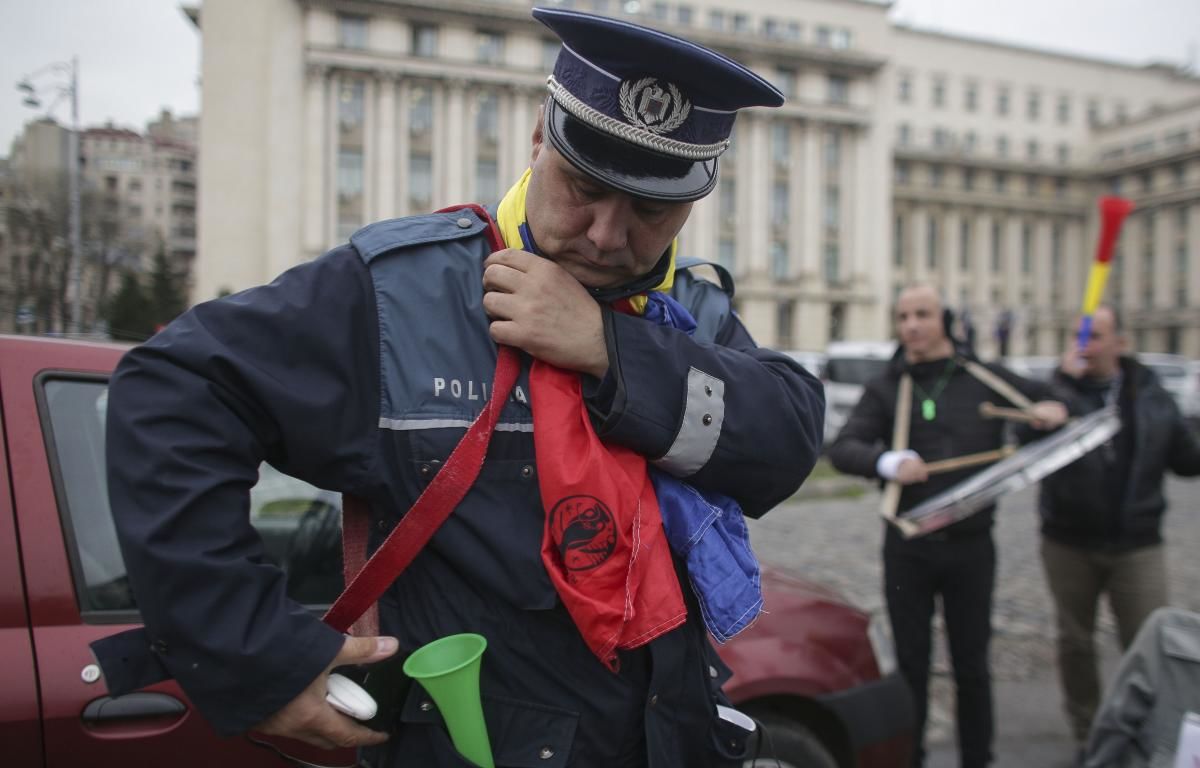 В Румынии полицейские протестуют у здания МВД