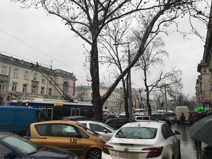 В Кишиневе образовались огромные пробки на дорогах