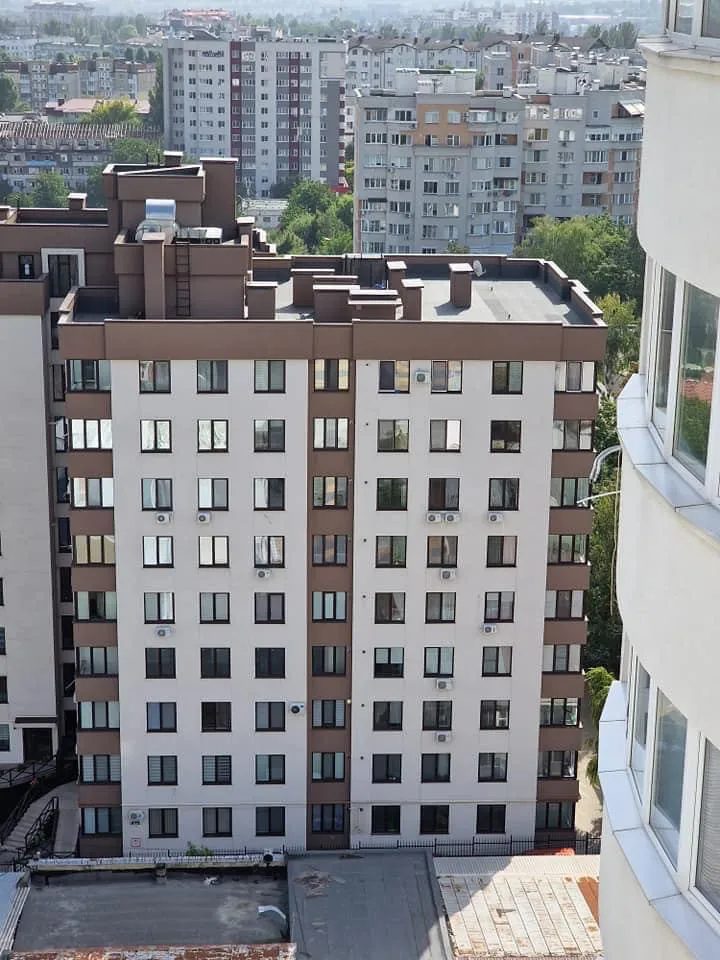 В Кишиневе на крыше многоэтажки появился еще один батут