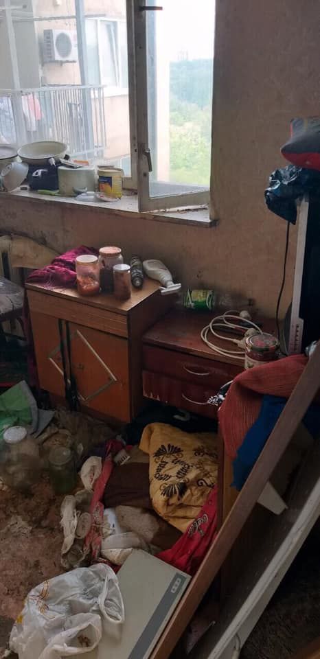 Рабочие эвакуировали из столичной квартиры огромное количество мусора и хлама