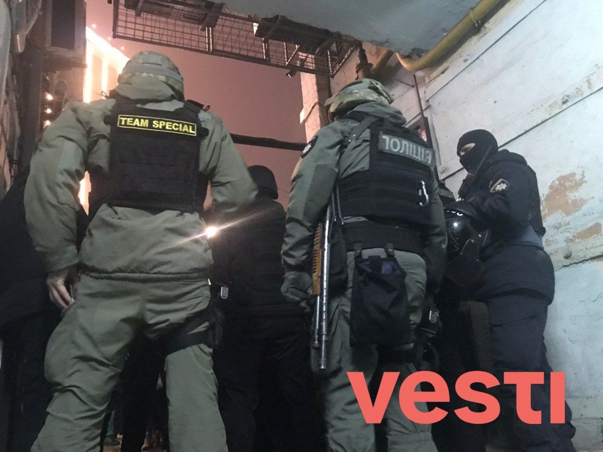 Под домом подозреваемого в убийстве Шеремета националисты вступают в стычки с полицией