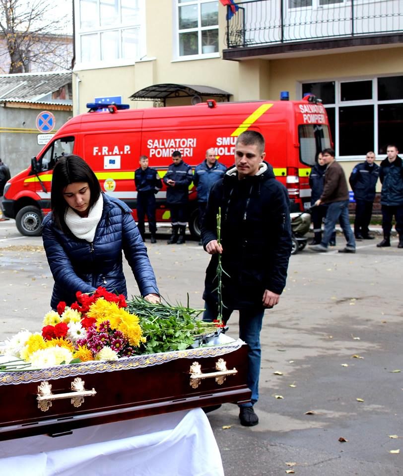 С большой скорбью товарищи попрощались с погибшим пожарным