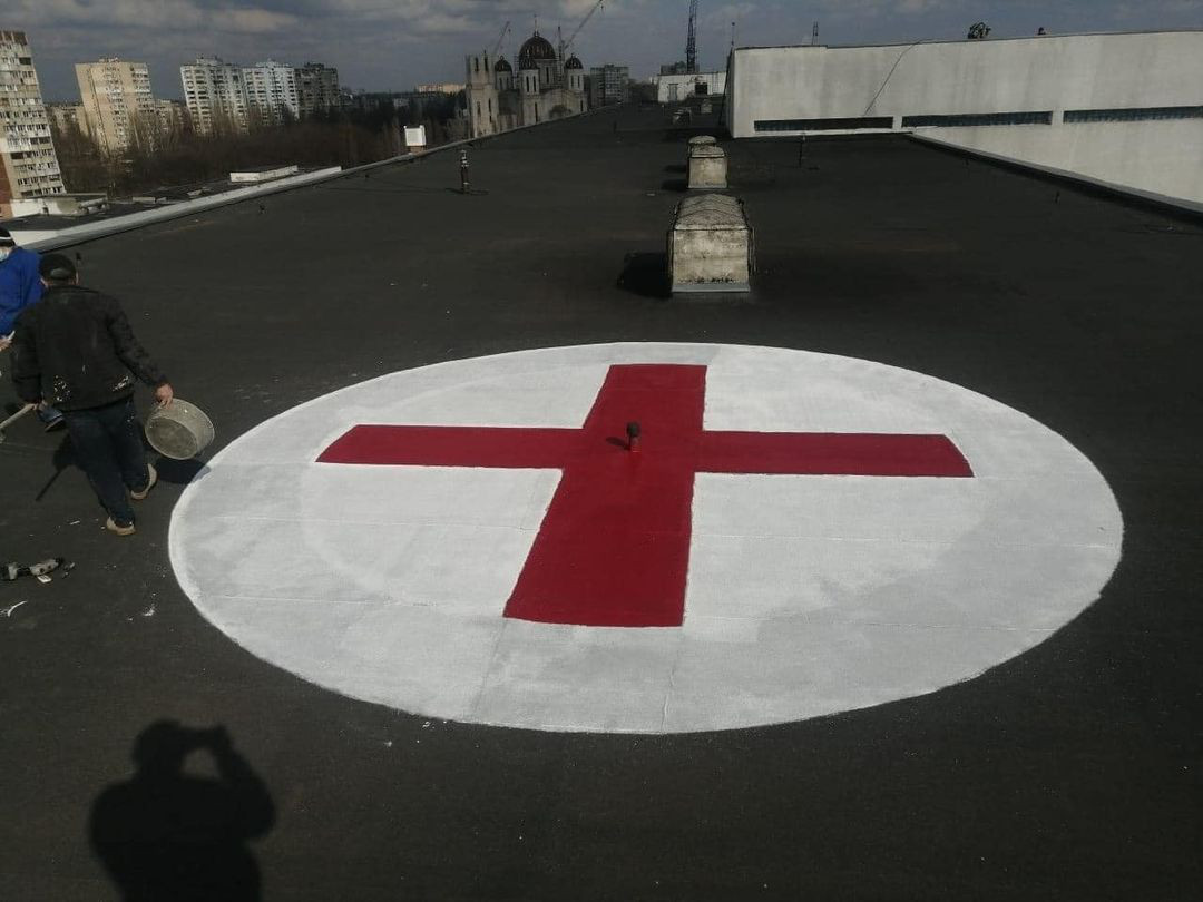 На больницах Одессы появились белые полотна с крестом