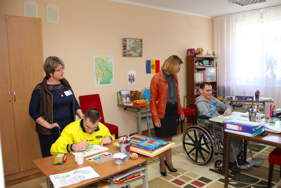 Ofițerii SIS au felicitat copiii cu deficiențe mintale cu prilejul sărbătorilor Pascale