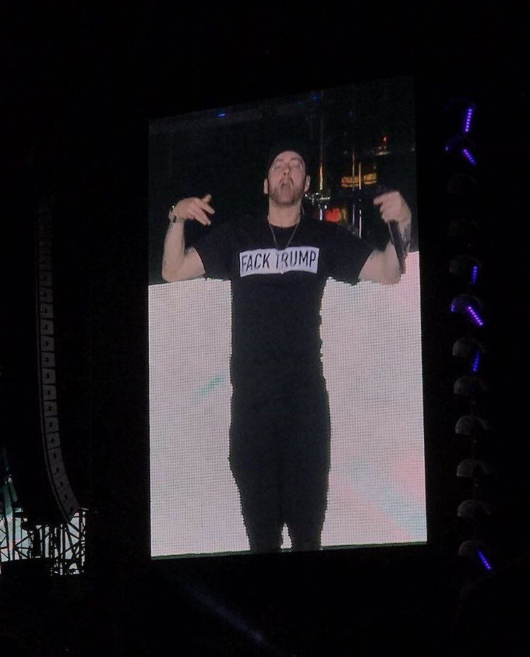 Eminem a convins aproape 90.000 de fani să-l înjure, în cor, pe Trump