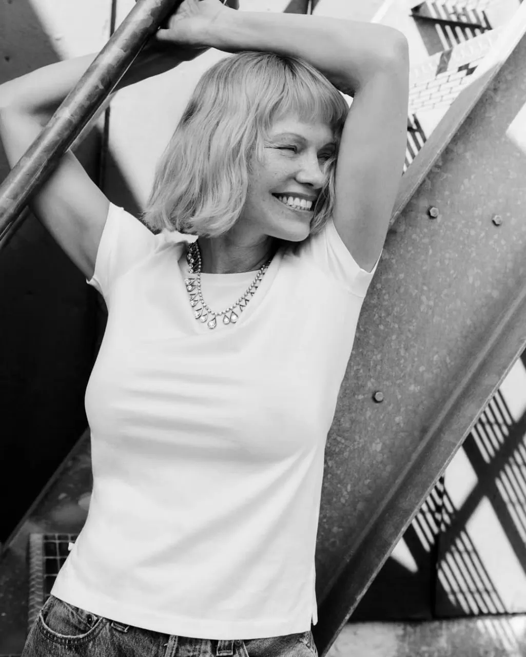 Pamela Anderson a pozat fără machiaj pentru revista Harper's Bazaar
