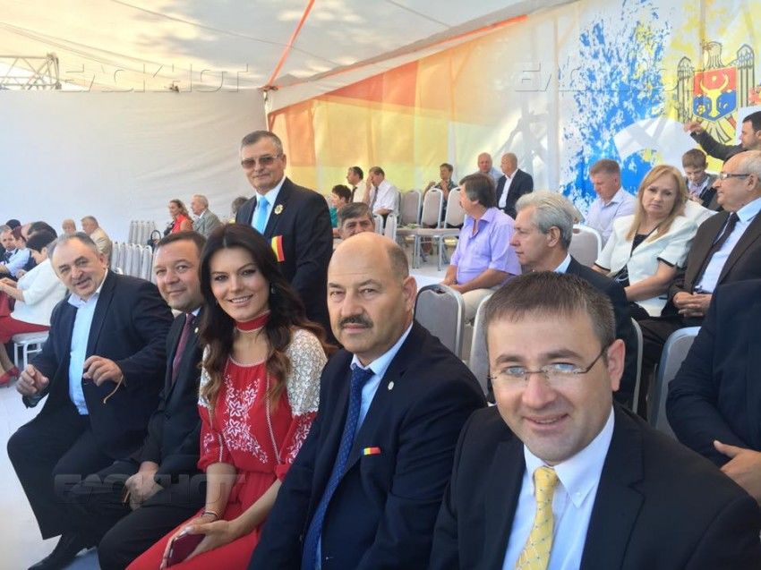 День независимости в Молдове: либералы в VIP-ложе, граждане - за забором