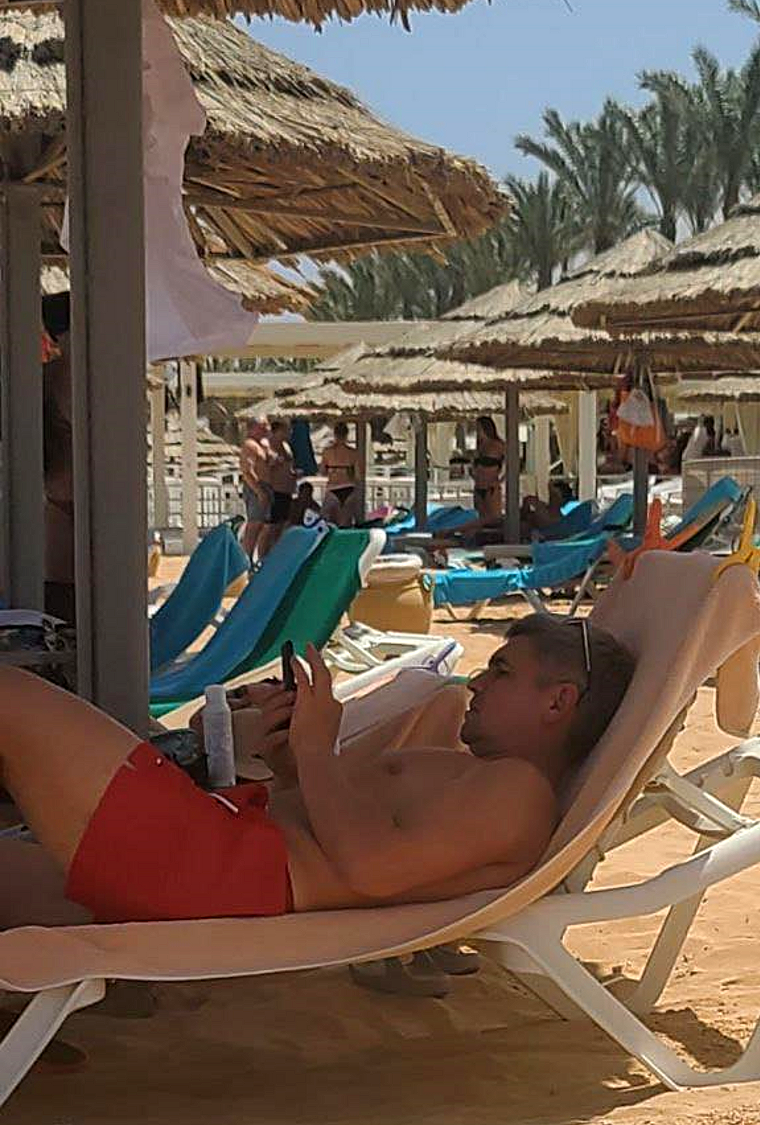 Жиздан был замечен на пляже одного из самых элитных отелей в Египте