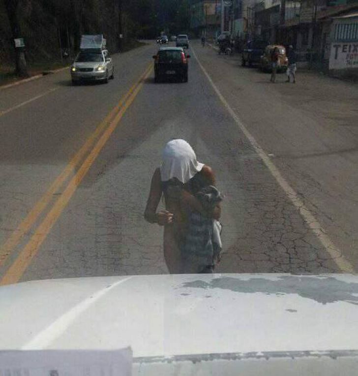 Femeia care a oprit traficul! Cel mai surprinzător mod de a purta o fustă