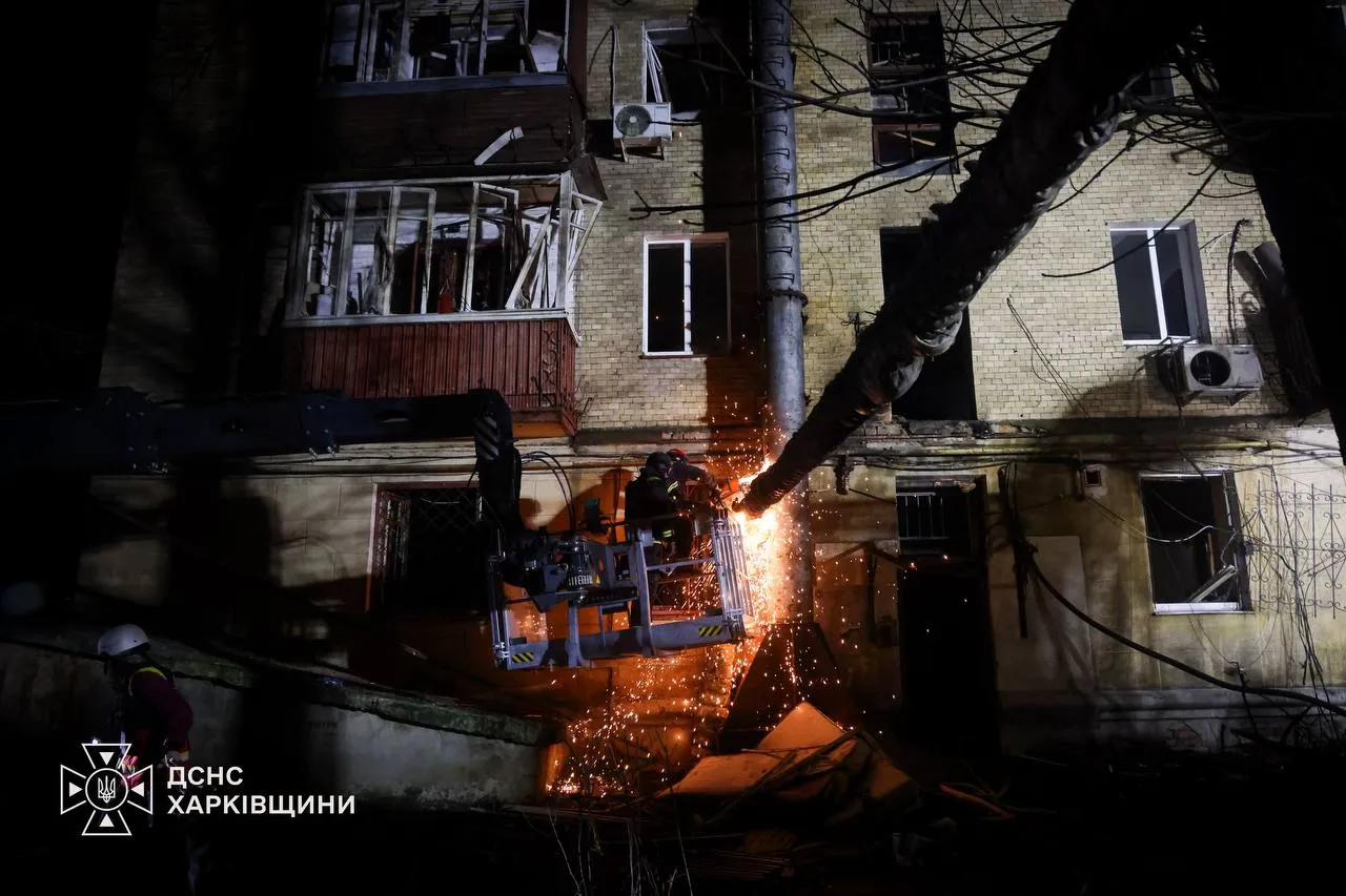 В Харькове в результате российской атаки обрушился подъезд жилого дома: есть погибшие
