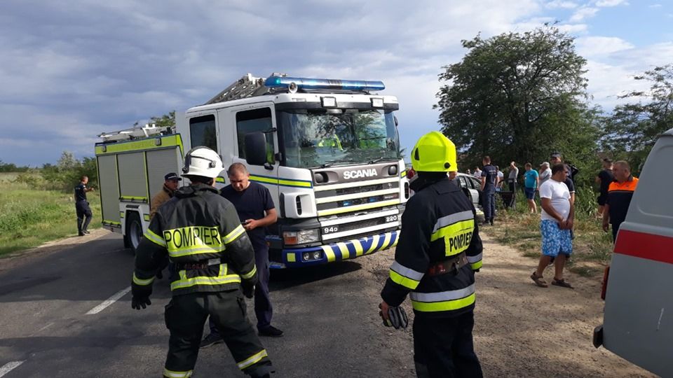 ДТП в Кагуле: Спасатели извлекли из искорёженного автомобиля женщину