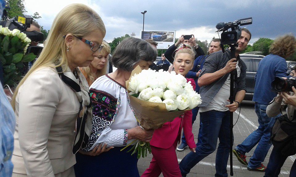 Савченко отказалась принять цветы от Тимошенко