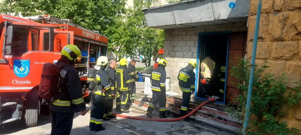 Пожар на Ботанике: загорелся мусор в подвальном помещении