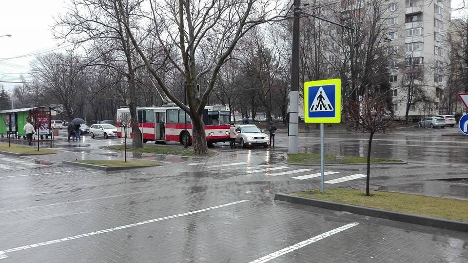 Служба InfoTrafic сообщила о ДТП c участием троллейбуса на Буюканах