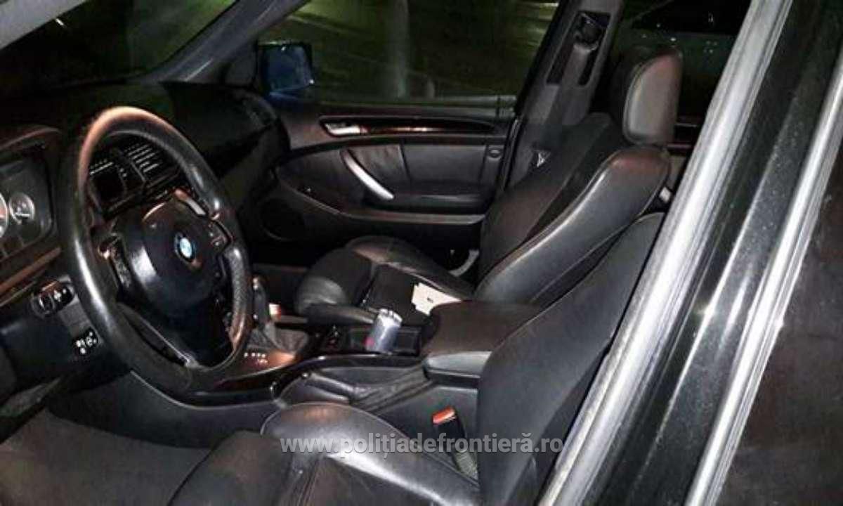 Trei BMW X5 cu numere false, descoperite la Vama Sculeni